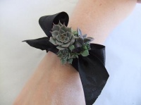 Decorate the wrist corsage