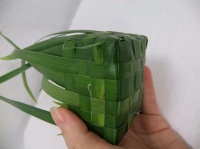 Weaving a gift box with a lid from palm leaves