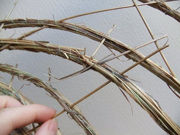 Give the armature extra strength by adding longer reeds at places where it will carry more load.