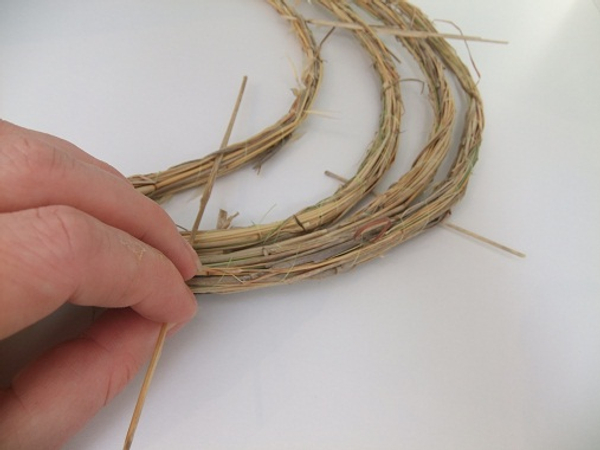 The reed sections not only connects the rings but also gives it stability.