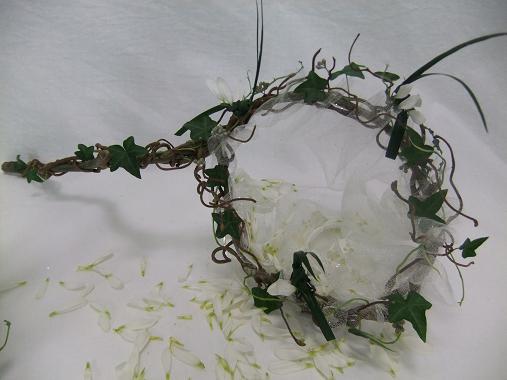 Fill the flower girl butterfly net with Chrysanthemum petals.