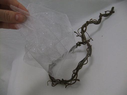 Gather the net and slip it into the wreath.