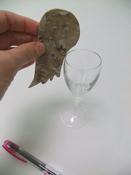 Match the wing to the glass to measure the slit