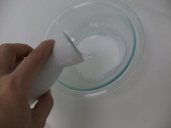 Pour glue and water into a bowl