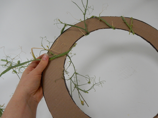 Wrap the stem around the cardboard closely following the shape.