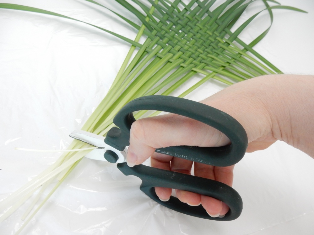 Tutorials Woven lily grass parachute armature