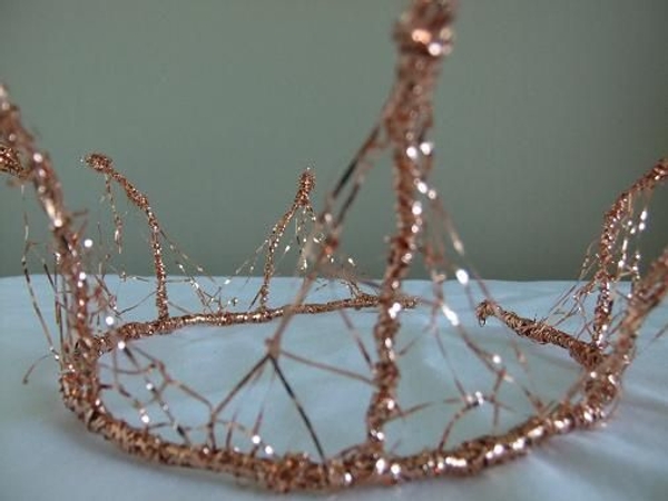 Weave the shape of the tiara with wire Weave the shape of the tiara with wire