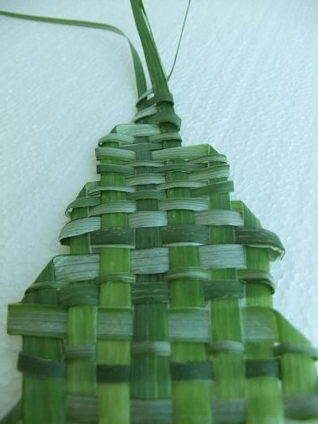 Foliage weaving to create an edge that tapers on both sides Foliage weaving to create an edge that tapers on both sides