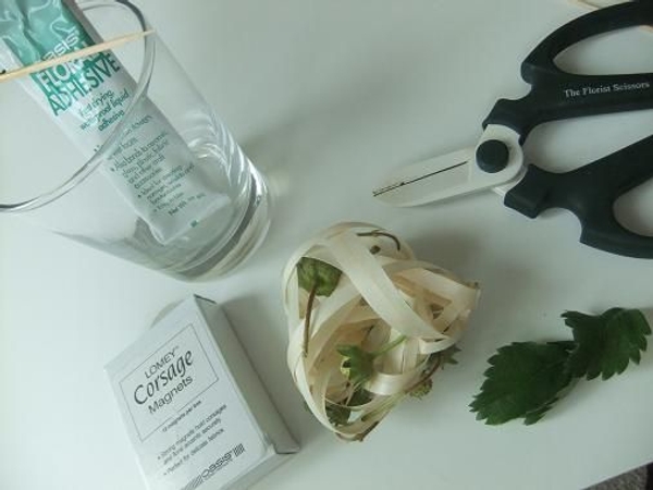 Attach the corsage magnets to the Kyogi paper corsage Attach the corsage magnets to the Kyogi paper corsage