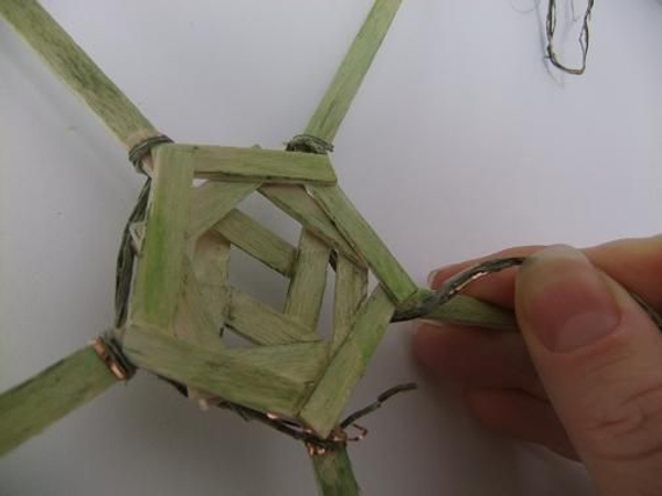 First weaving patterns is under and around the slat First weaving patterns is under and around the slat