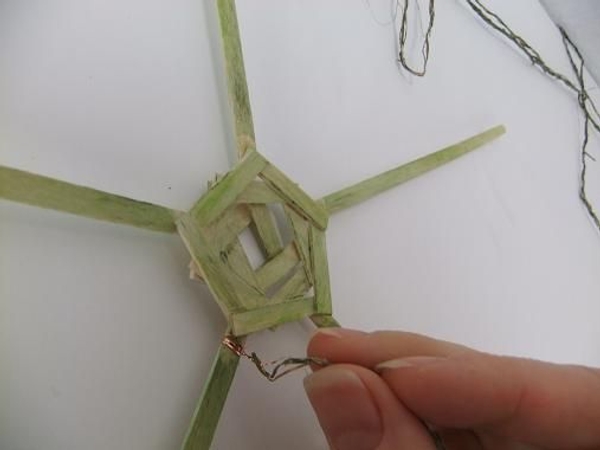 Start weaving the ripped flax Start weaving the ripped flax