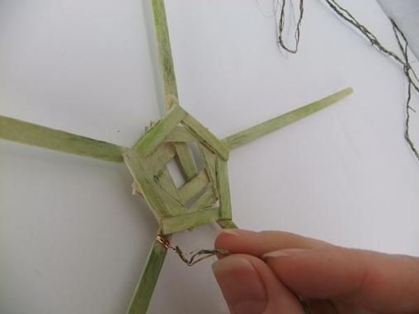 Start weaving the ripped flax