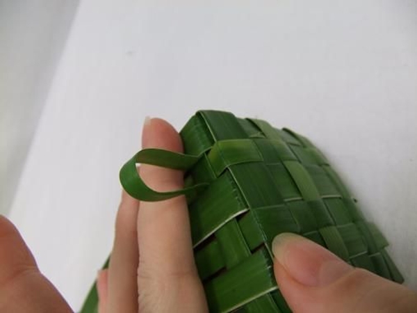Cut the leaves at an angle and weave it through on itself to create a neat overlap Cut the leaves at an angle and weave it through on itself to create a neat overlap
