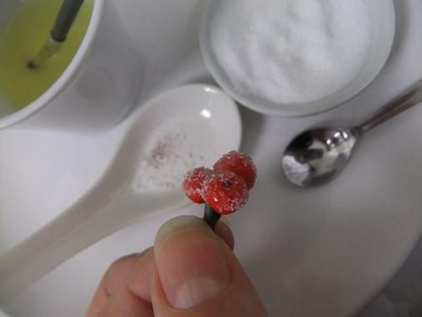 Dip the berries in the sugar Dip the berries in the sugar