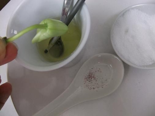 Dip the closed bud in the egg white Dip the closed bud in the egg white