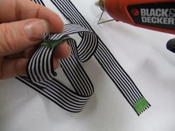 Glue the velcro to the ribbon Glue the velcro to the ribbon