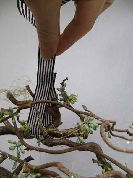Loop the ribbon through and around the wreath and secure by pressing the two velcro sections together Loop the ribbon through and around the wreath and secure by pressing the two velcro sections together