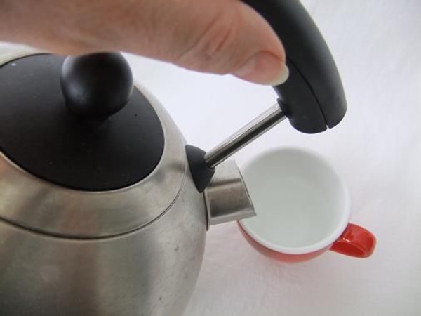 Pour boiling water into a cup Pour boiling water into a cup
