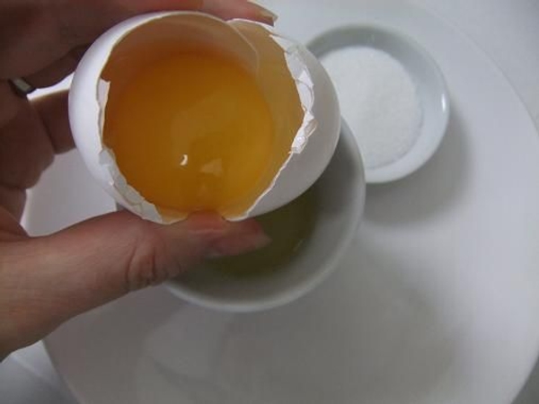 Seperate the egg white from the yolk Seperate the egg white from the yolk