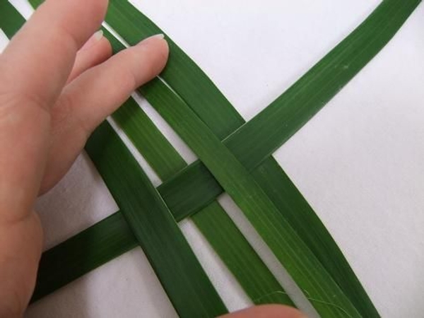 Start weaving the gift box Start weaving the gift box