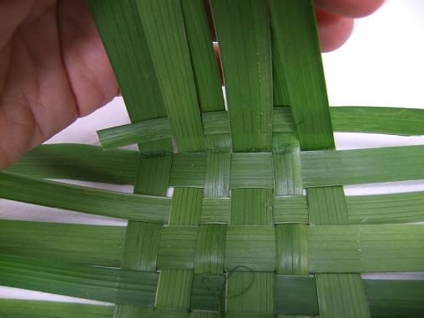 Start weaving the sides Start weaving the sides