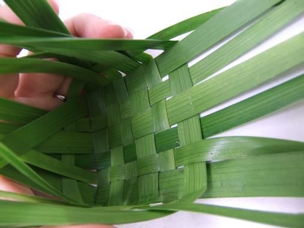 Weave the last side of the box Weave the last side of the box