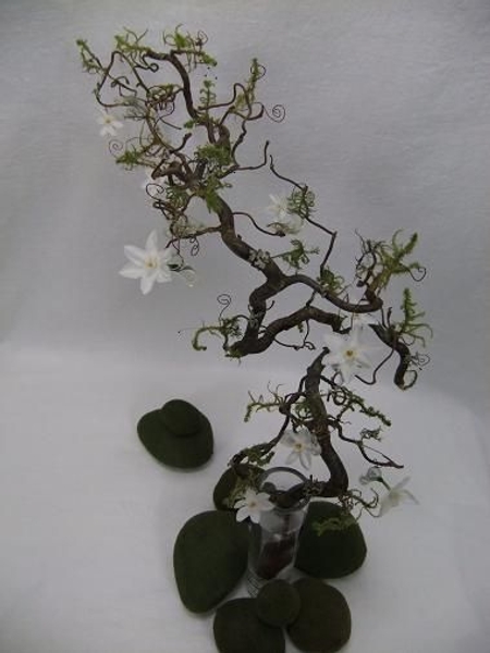 A delicate design with minimal plant material to show the contorted hazel to its maximum A delicate design with minimal plant material to show the contorted hazel to its maximum