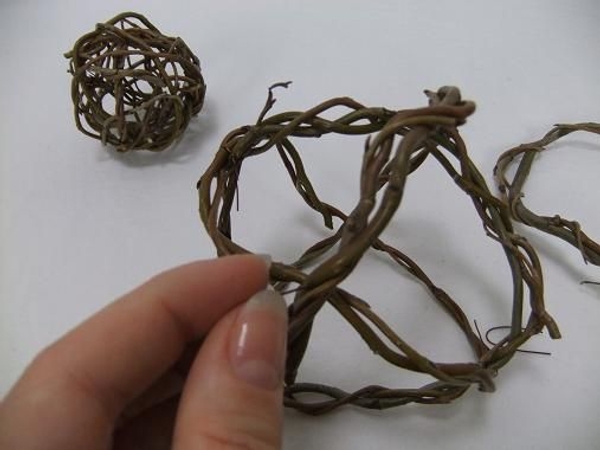 Connect the wreaths with hairpin wire Connect the wreaths with hairpin wire