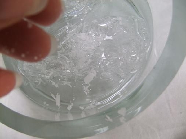Sprinkle the wax flakes Sprinkle the wax flakes