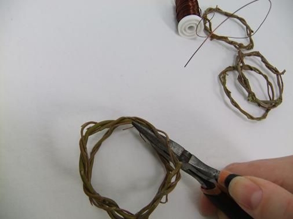 Tighten the wire with your pliers Tighten the wire with your pliers