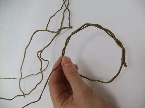 To build up a willow ball start weaving a wreath To build up a willow ball start weaving a wreath