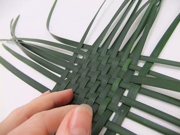 Create a large weave to form the base of the basket. Create a large weave to form the base of the basket.