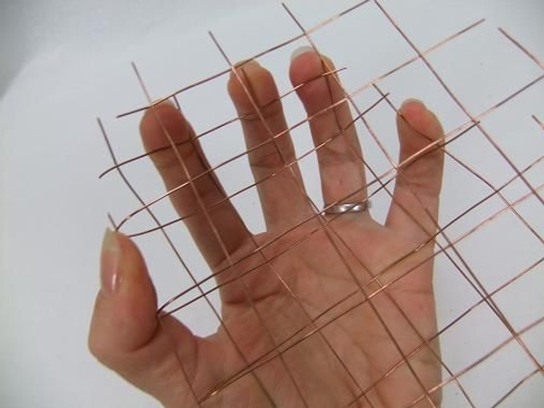 Curve the heart shape to give it dimension. Curve the heart shape to give it dimension.