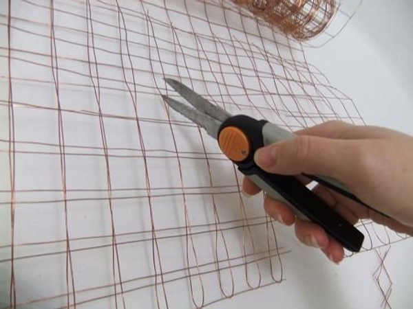 Cut the biodegradable bronze net into a fat heart shape. Cut the biodegradable bronze net into a fat heart shape.