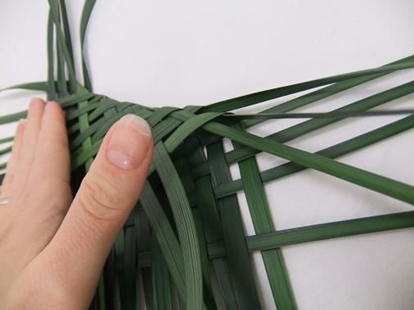 Fold the four sides flat to create the bottom edges Fold the four sides flat to create the bottom edges