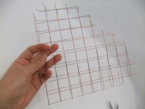 The fold in the copper mesh becomes one long side of the heart shape The fold in the copper mesh becomes one long side of the heart shape