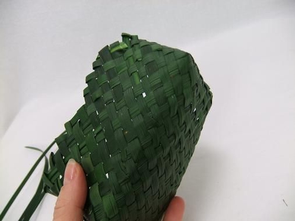 This creates a strong basket with a rugged top edge. This creates a strong basket with a rugged top edge.