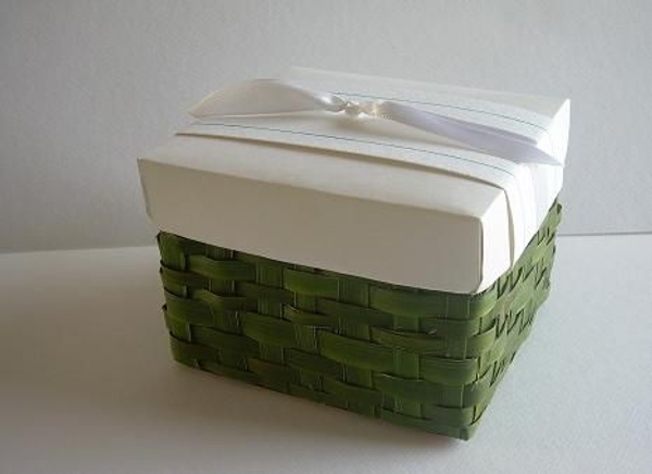 Weave a wedding favor box and add a paper lid Weave a wedding favor box and add a paper lid