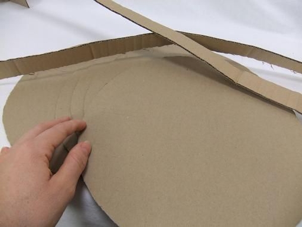 Cut cardboard disks and strips for the logs. Cut cardboard disks and strips for the logs.