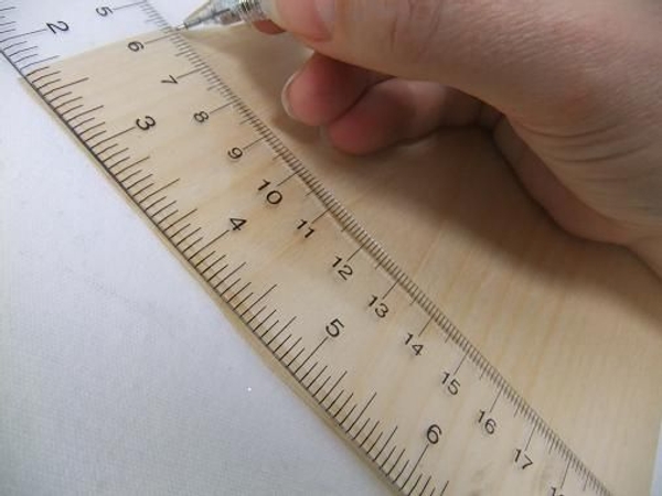 Cut strips of Kyogi paper. Cut strips of Kyogi paper.