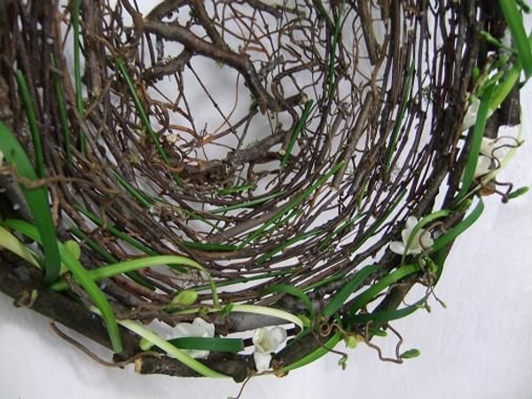 Grass and freesia buds emphasize the round shape Grass and freesia buds emphasize the round shape