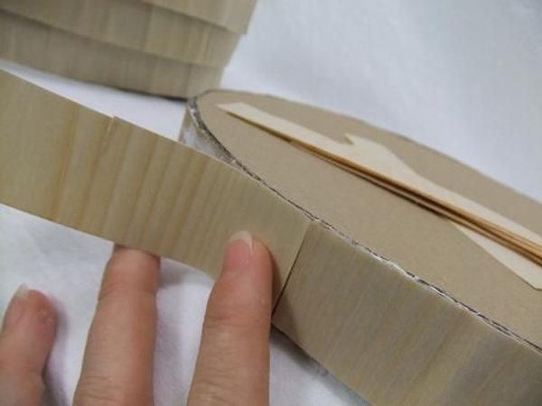 Glue the strips of Kyogi paper to the cardboard logs. Glue the strips of Kyogi paper to the cardboard logs.