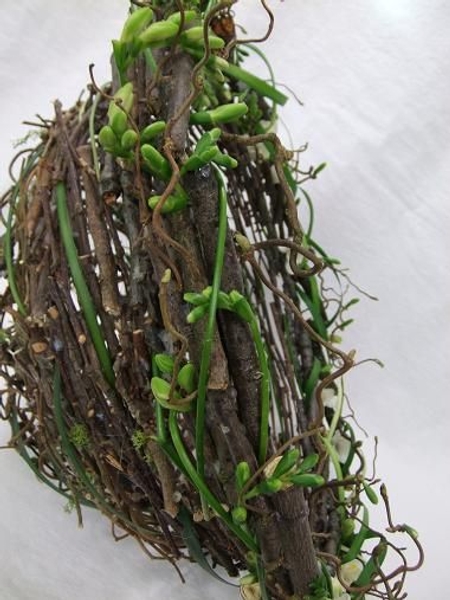 Loop grass in and out of the design to focus on the movement. Loop grass in and out of the design to focus on the movement.