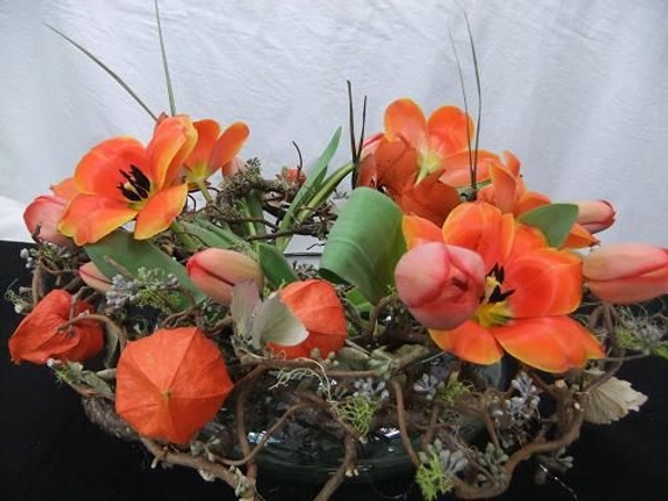 Reflex the tulip petals to create a exuberant and youthful and playful design . Reflex the tulip petals to create a exuberant and youthful and playful design .