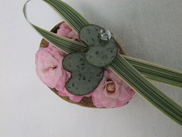 Bring a bit of the outside in and create a floral fridge magnet. Bring a bit of the outside in and create a floral fridge magnet.