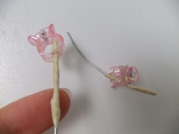 Clamp the hollow shaft of the feather with butterfly hairclips until the glue dries.jpg Clamp the hollow shaft of the feather with butterfly hairclips until the glue dries.jpg