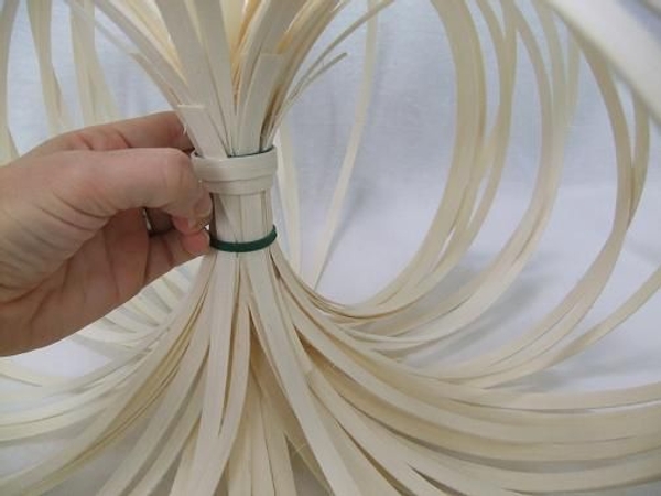 Cover the cable ties with two strips of Midelino and add floral details Cover the cable ties with two strips of Midelino and add floral details