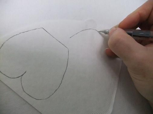 Draw the petals on the coffee filter Draw the petals on the coffee filter