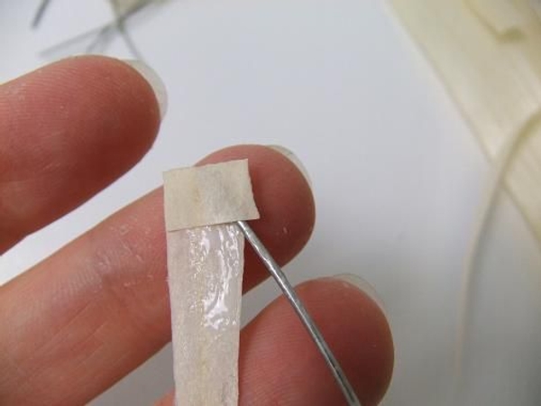 Fold the end of the Kyogi paper over the wire. Fold the end of the Kyogi paper over the wire.