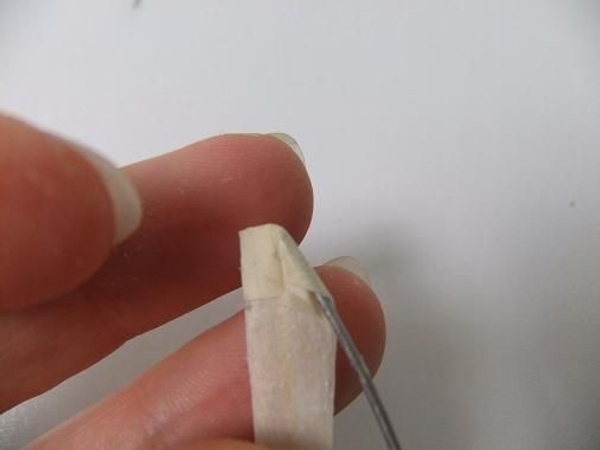 Fold the Kyogi paper over the wire and start to wrap tightly. Fold the Kyogi paper over the wire and start to wrap tightly.